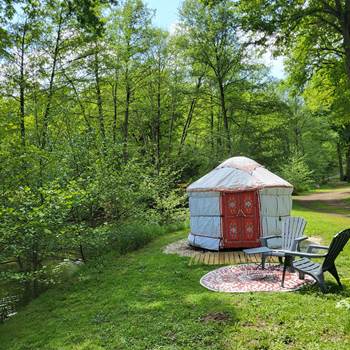 <img src="images/mini-yourte.jpg" alt="Mini yourte à Huriel – hébergement insolite en Auvergne" />