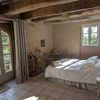chambre-verdoyante-saisonnee-lit-double-mur-pierre-nature-centres-aveyron.jpg-presta