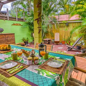 petit-dejeuner-sur-la-terrasse-de-cazadodo-locations-saisonnieres-a-etang-sale.jpg-options