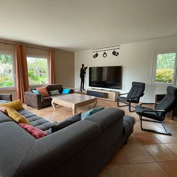 Salon lumineux avec fauteuils confortables-presta
