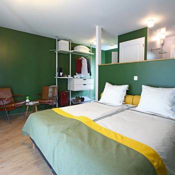 Chambre-double-classique-verte-Hotel-Lodge-La-Petite-Couronne