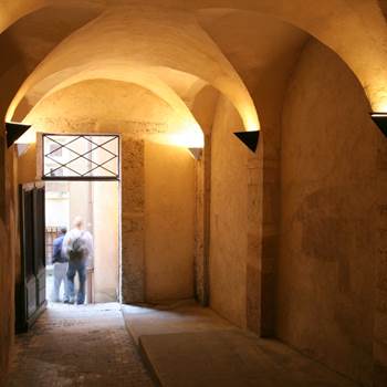 b221930d-53b9-40be-9e0f-445beb3dde2f-img-around