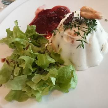 nougat glacé au chèvre frais avec ses fruits secs et sa confiture de prune