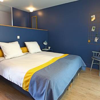 Chambre-double-classique-bleu-Hotel-Lodge-La-Petite-Couronne