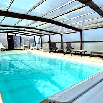 Piscine couverte avec son eau à 28°