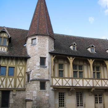 11447-Musee-vin-facade-tour-img-around