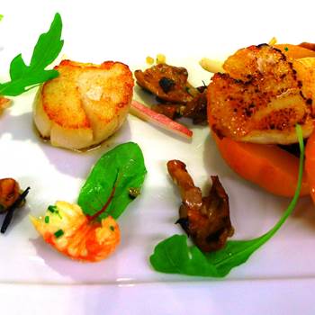 8509-Les-Coquilles-Saint-Jacques-en-bonbonniy-re-Ecrevisses-et-Champignons-jus-yy-l-AoHuile-de-Pignons-de-Pin-img-around