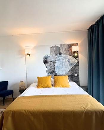 Chambre d'hôtes en Corse, suite terrasse vue mer avec chambre parentale et chambre d'enfants