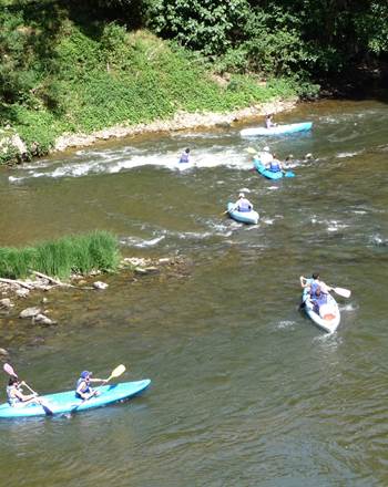 Découvrez les Gorges de l'Aveyron en canoë-kayak parcours adaptés aux familles et sportifs