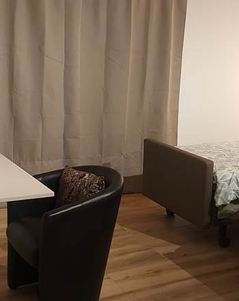 ruime kamer op gelijkvloers