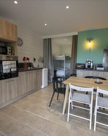 Le Chalet - espace salle à manger, cuisine aménagée et tout équipée pour vos petits repas en famille, en amoureux ou entre amis