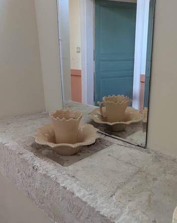 Un vieil évier dans le couloir de la suite.