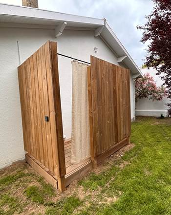 La salle de bain extérieure avec douche et WC pour se doucher dehors mais à l'abris des regards
