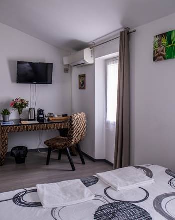 Chambre 2 Bureau et TV