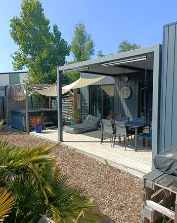 terrasse avec pergola bioclimatique et bains de soleil