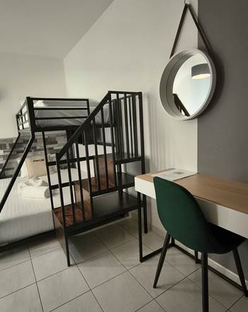Couchages multiples avec lit double et lit simple dans une chambre d'hôtes à La Flèche