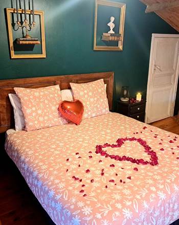 Pétales de roses, petites attentions et ambiance délicatement fleurie : notre pack romantique, disponible en supplément, est là pour rendre votre séjour au Logis du Meunier encore plus spécial...