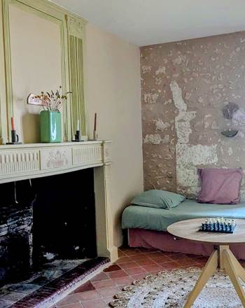 Salon avec couchage d'appoint