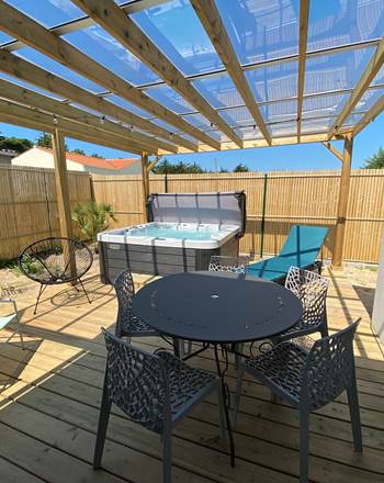 terrasse ombragée couverte salon de jardin plancha gaz
