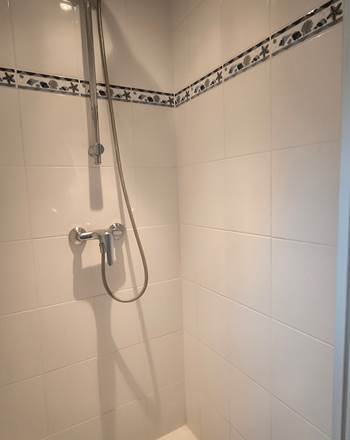 Salle de bain avec douche privative dans une chambre d'hôtes à La Flèche