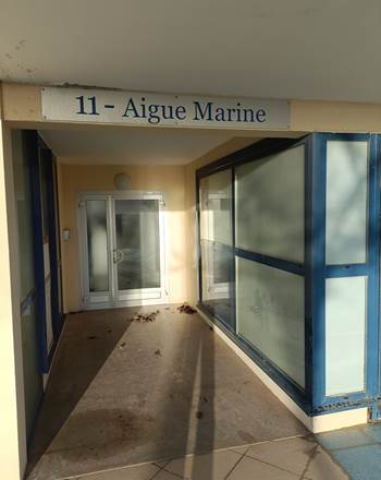 entrée avec digicode et boitier clés