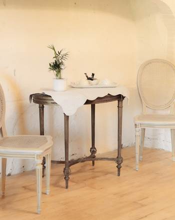 Vue du petit salon et de sa cheminée