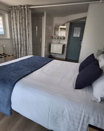 chambre-lessentielle-salle-eau-ouverte-la-fleche