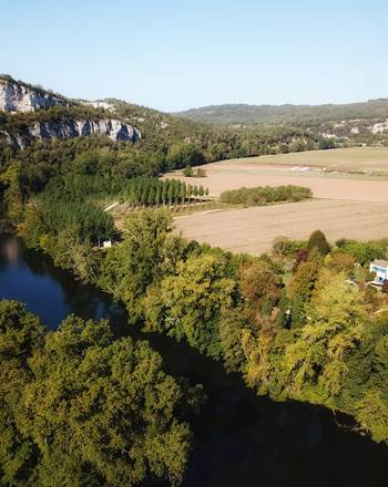 l'environnement immédiat la rivière, les champs, les falaises et au fond Saint-Cirq-Lapopie
