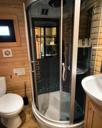 salle-bain-roulotte-insolite-sarthe