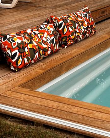 2 COUSSINS SUR PISCINE