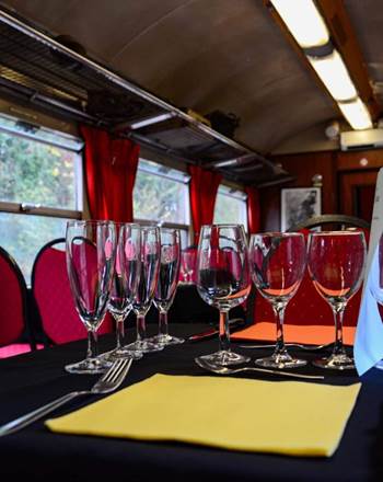 Les tables du train restaurant - Photo C. Deruelle