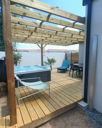 terrasse couverte  avec spa privatif