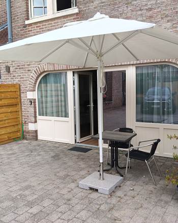Entrée indépendante par la cour, terrasse privative face au studio