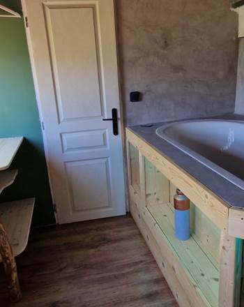Le Bus Insolite - Chambre avec baignoire pour une détente face au lac de Serre-Ponçon