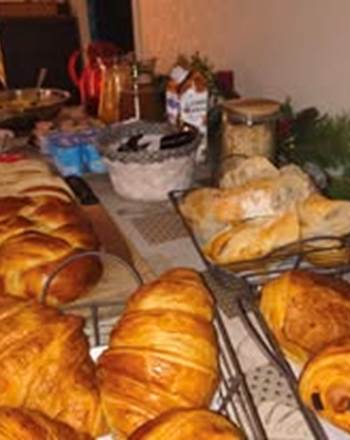petit-dejeuner-gourmand-chambre-hotes-campagne.jpg