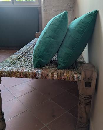 Banc avec coussins dans la suite le Figuier