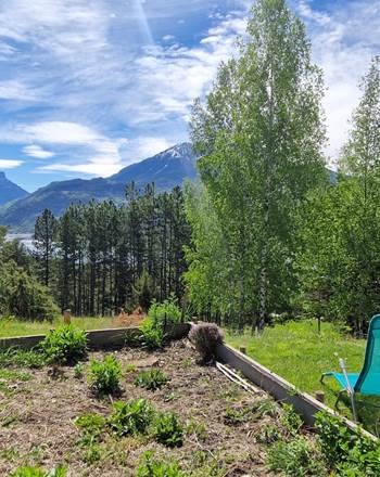 Le Chalet - jardin, espace détente, vue magique sur le lac de Serre-Ponçon, les montagnes et le Grand Morgon (le gîte est au rdc)