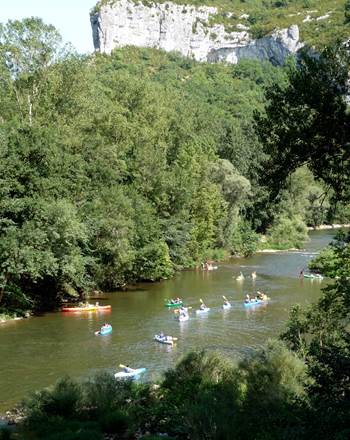 Découvrez les Gorges de l'Aveyron en canoë-kayak parcours adaptés aux familles et sportifs