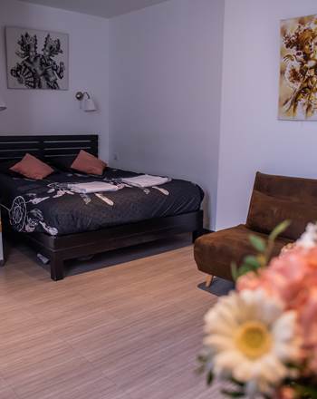Chambre 1 Lit et Fleurs