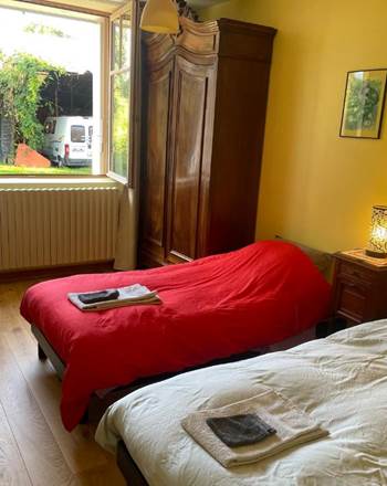 Deux lits simples confortables 