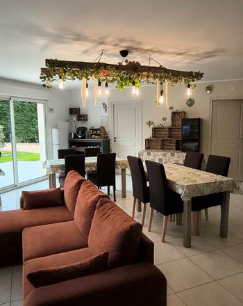Espace détente de la grande chambre pour familles, amis et professionnels à La Flèche