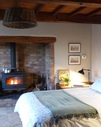 chambre cosy avec feu de bois