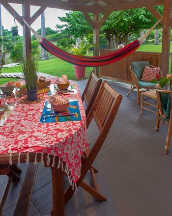 A-l-ombre-des-palmiers-royaux-jardin-l'or-des-caraibes