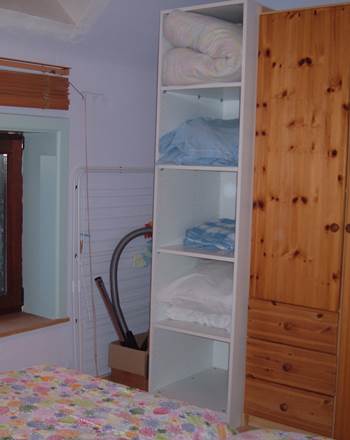 chambre 2x1 personne; garde robe penderie et étagère