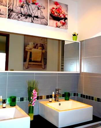 Deuxième salle de bain privative à l'extérieur de la chambre, 2 vasques, une grande cabine de douches, articles de toilettes, sèche serviettes, sèche cheveux.