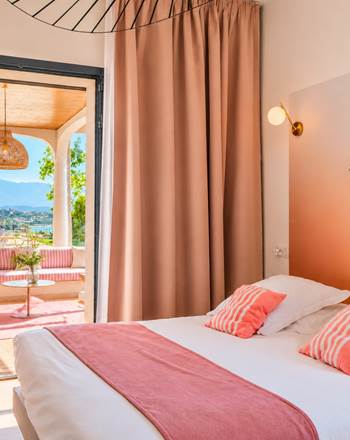 À Casa Nova, la chambre double s'ouvre sur une terrasse privative aménagée, avec vue sur le golfe de Sagone.