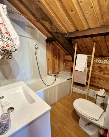 Salle de bain  dans la chambre familiale Esprit chalet