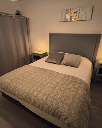 chambre lit double gîte La Flèche Sarthe confortable