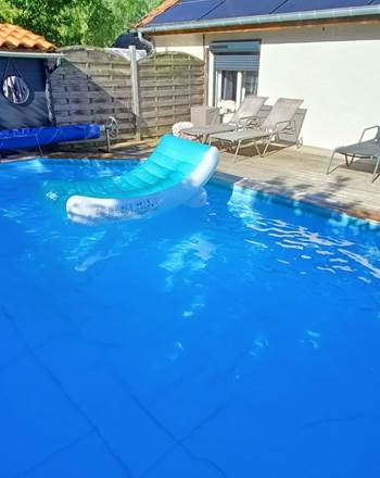 piscine chauffée et ses bains de soleil
