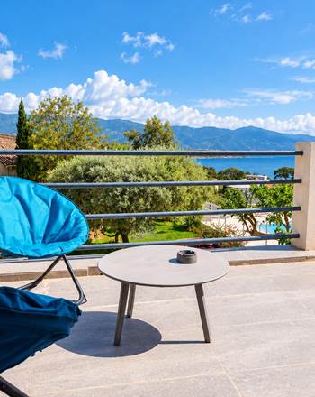 Grande terrasse privative de la Junior Suite à Casa Nova, avec mobilier extérieur, espace détente et vue panoramique sur le golfe de Sagone, en Corse-du-Sud.